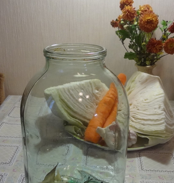 1. Этап. Маринованная капуста на зиму (очень вкусная): 1. В трехлитровую стерильную банку выкладываем все специи, кроме соли, сахара и уксуса. Морковку режем кружочками, капусту - средними кусками.