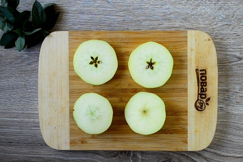 1. Этап. Яблочный крамбл с мороженым: Яблоко порежьте на 4 кольца толщиной 1-1,5 см.