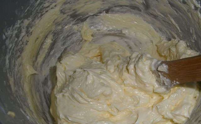 1. Этап. Домашнее сливочное масло: Теперь вам нужно влить в масло 100 мл. ледяной воды, взбейте масло на протяжении пяти минут. Воду слейте и повторите процедуру еще три раза. Затем масло хорошенько вымешайте деревянной лопаткой, чтобы оно сбилось в ком.