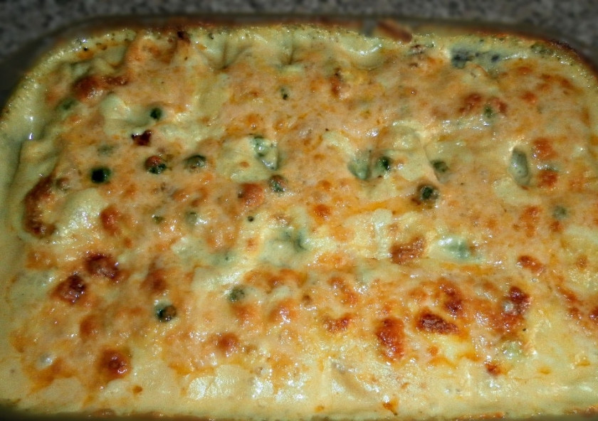 1. Этап. Ракушки под соусом Бешамель: 4. Отправляю форму в разогретый до 180-200 градусов духовой шкаф на 20 минут, после этого достаю форму и посыпаю все тертым твердым сыром, отправляю в духовку еще на 7-10 минут.