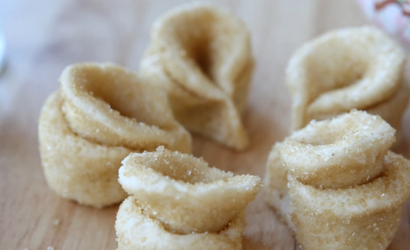 1. Этап. Творожное печенье Розочки: 5. Из теста сделайте небольшие лепешки, обваляйте их в сахаре и сверните в виде лепестков.