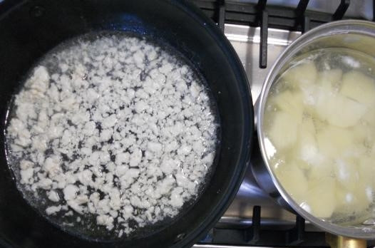 1. Этап. Детская картофельная запеканка с фаршем: 1. Перед тем как приготовить детскую картофельную запеканку с фаршем, отварите очищенный картофель и приготовьте из него пюре. Параллельно пассеруйте фарш из куриной грудки с мелко нарезанным репчатым луком на постном масле и с небольшим количеством воды. Соль добавьте по вкусу.