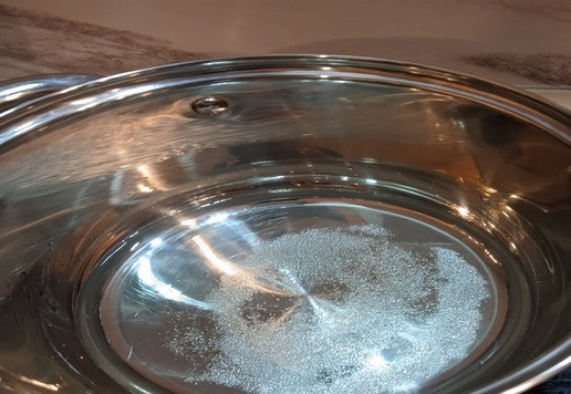 1. Этап. Стейк из лосося с сыром дорблю: В кастрюлю, добавьте сахар, воду, растворите