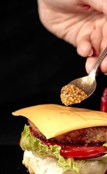 1. Этап. Острый бургер с куриной котлетой: Добавить ложечку горчицы.