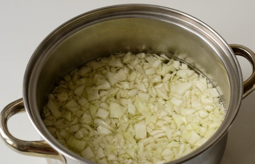 1. Этап. Ленивые вегетарианские голубцы: Залейте капусту кипятком и оставьте на 15 минут. Затем слейте воду и отожмите капусту.