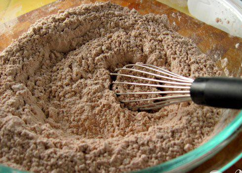 1. Этап. Шоколадные маффины со сливочной глазурью: 1. Разогреть духовку до 175 градусов. В форму для маффинов вложить бумажные вкладыши. Смешать в большой миске муку, какао и соль.