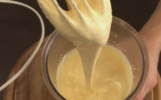 1. Этап. Кофейное мороженое: 3. Взбейте блендером 4 желтка, когда они посветлеют и увеличатся в объеме, добавьте весь сахар и ваниль и перемешайте.