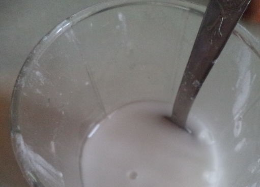 1. Этап. Кисель из ягод: 4. Отдельно займитесь приготовлением крахмальной жидкости. В небольшой емкости крахмал растворите в холодной воде. Процедите через сито для удаления крупинок.