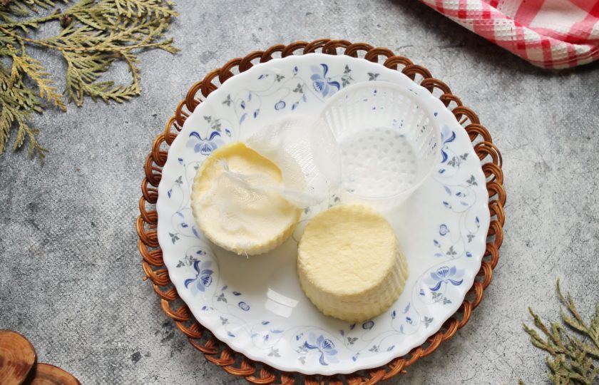 1. Этап. Домашний сыр из молока и кефира: Установите сверху подходящий груз.