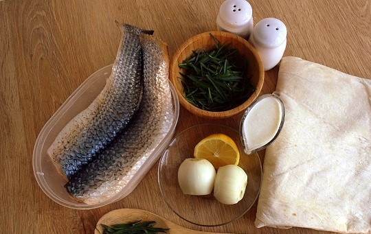 1. Этап. Рыба в лаваше с тархуном: Подготовьте необходимые продукты. Филе рыбы очистите от чешуи, удалите плавники, промойте холодной водой. Лук и листья тархуна промойте холодной водой. Лук очистите.