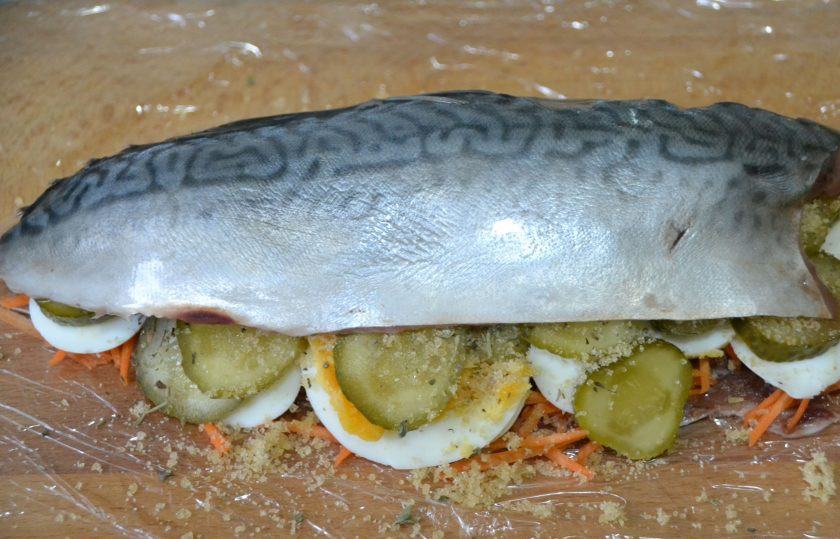 1. Этап. Скумбрия по-царски: Накройте второй половинкой филе, которую немного подсолите и присыпьте специями для рыбы.