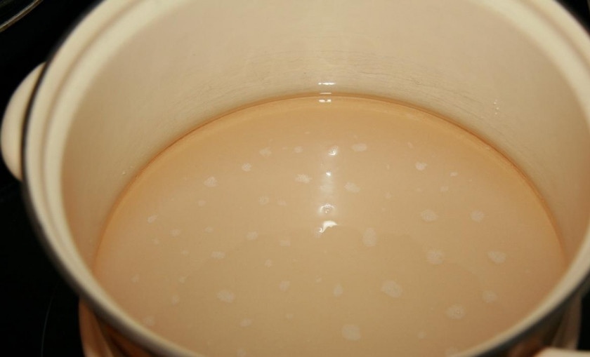 1. Этап. Варенье из ранеток с хвостиками: 4. В кастрюлю наливаем воду, доводим до кипения, высыпаем сахар.