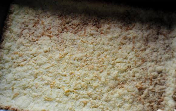 1. Этап. Лимонно-кокосовые пирожные: 2. Выложить тесто в подготовленную форму, прижать пальцами и сформировать небольшой навес сверху. Выпекать до золотистой корочки (края могут быть темнее) примерно 20-25 минут.