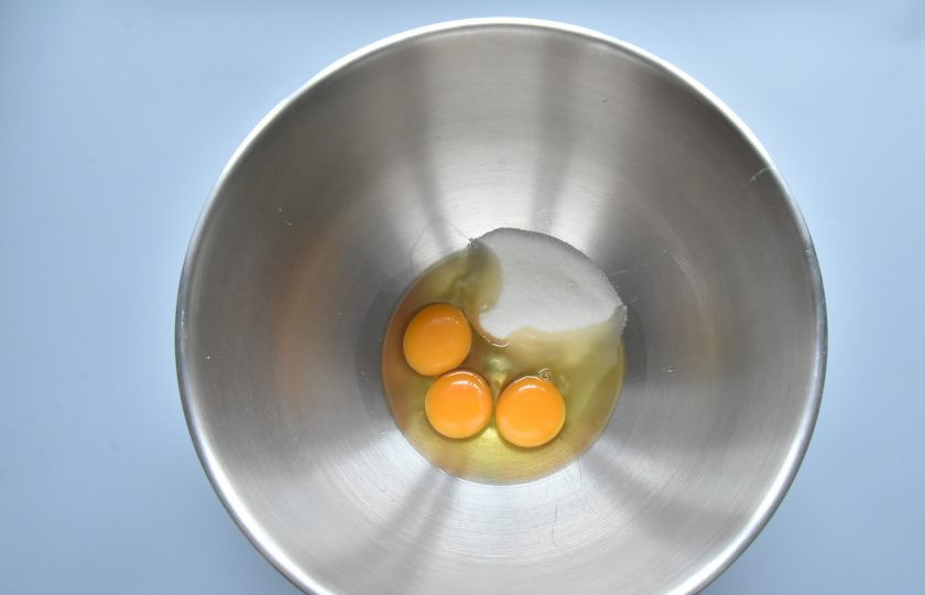 1. Этап. Краффин с маком: Два яйца и оставшийся яичный желток соедините в чаше миксера с сахаром и ванильным сахаром. Взбейте яйца, используя насадку венчик, в светлую массу и увеличения в объеме.