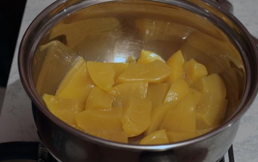 1. Этап. Свиная котлета на ребрышке: 3. Пока мясо в духовке, на оставшемся от жарки масле обжарим немного абрикосы. Солим и перчим. Жидкость, ясное дело, предварительно отцедите.