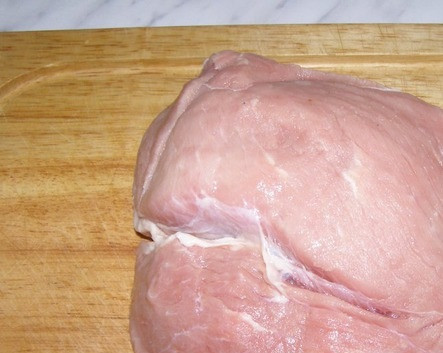 1. Этап. Говядина в сливочном соусе: Говядину промойте и обсушите.