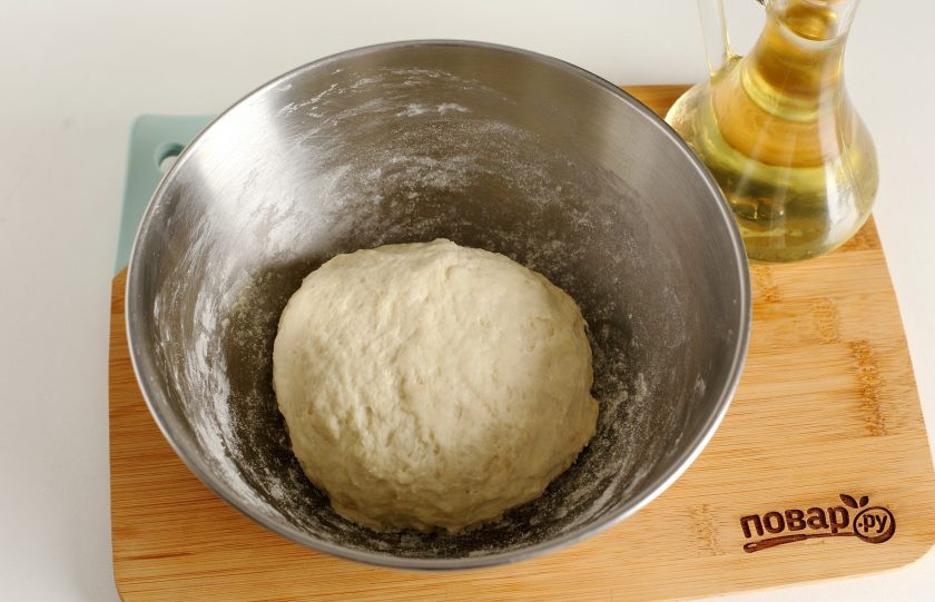 1. Этап. Хачапури на сметане: Замесите мягкое тесто, соберите его в шар, накройте полотенцем и дайте полежать 30 минут.