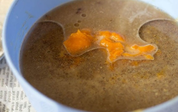 1. Этап. Тыквенные маффины: Отдельно перемешайте воду с льняным порошком. Добавьте к смеси молоко, масло, сахар, пюре и ванилин.