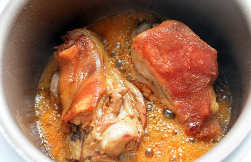 1. Этап. Рулька, тушеная с овощами по-деревенски: Обжарьте рульку в режиме 