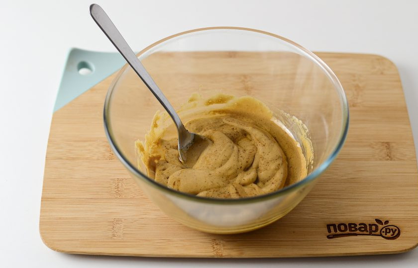 1. Этап. Вегетарианский медовик: Затем влейте растительное масло, перемешайте и снимите с плиты.