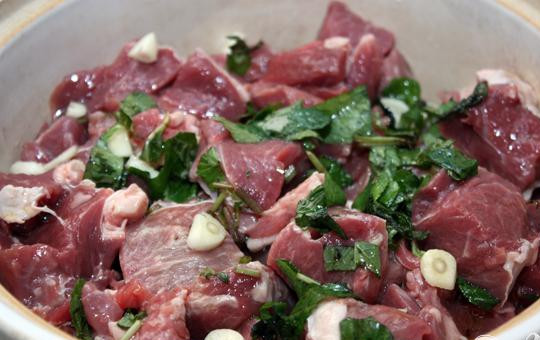 1. Этап. Запеченная баранина с рисом: 1. Очищаем мясо от жил и нарезаем не очень маленькими кусочками, приблизительно по 5-6 сантиметров. Используем заднюю ногу без костей. Вместе с мятой и чесноком складываем в кастрюлю.