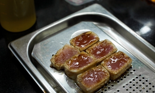 1. Этап. Салат со свежим тунцом: Свежий тунец разрежьте на 6 частей.