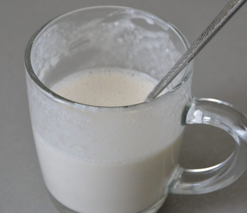 1. Этап. Диетический хлеб без дрожжей: Размешайте закваску, чтобы не осталось комочков, накройте пленкой и поставьте в теплое место примерно на 3 часа, чтобы закваска начала 