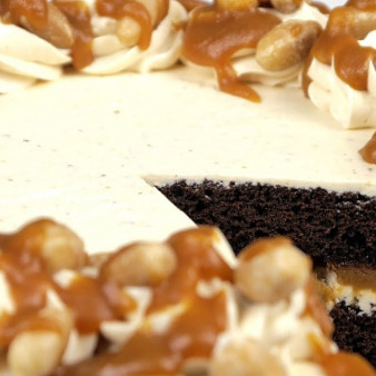 Торт Сникерс с соленой карамелью