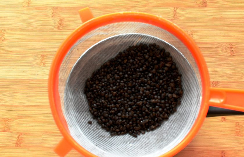 1. Этап. Вегетарианские фрикадельки с соусом песто: Отварите чечевицу по инструкции на упаковке, откиньте на дуршлаг и хорошо обсушите.