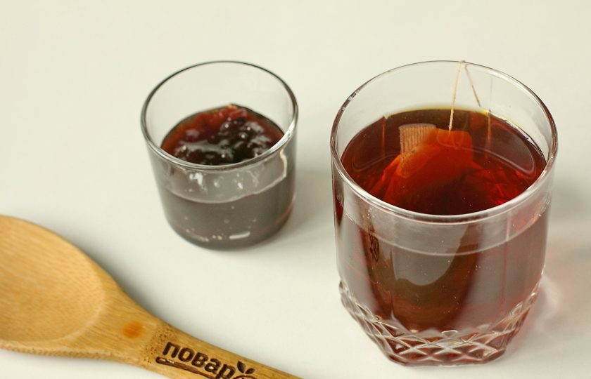 1. Этап. Кекс Монастырский: Заварите крепкий чай, дайте ему остыть, добавьте варенье и перемешайте.