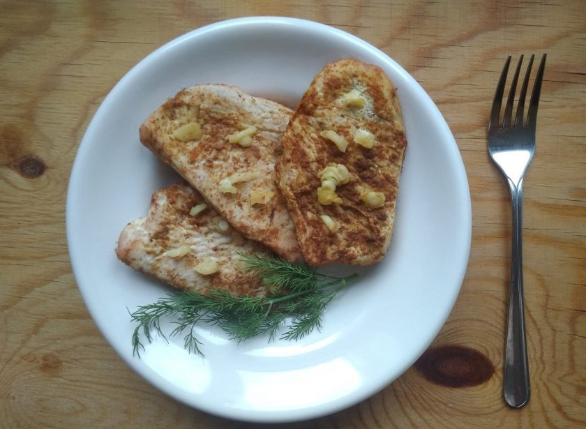 1. Этап. Филе индейки с чесноком в фольге: 7. Выпекайте индейку в духовке при 180 градусах 20 минут. Последние 5 минут запекайте птицу, убрав фольгу сверху. Приятного аппетита!