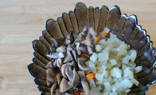 1. Этап. Салат Машеровский: Добавляем в салат порезанные маринованные грибы, у меня - шампиньоны. Кубиками режем маринованные огурцы, также кладём в салат.