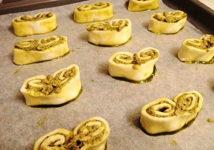 1. Этап. Печенье слоеное: Выкладываем получившиеся кусочки рулета на противень, устланный пекарской бумагой. Плотно выкладывать нельзя - печенье увеличивается в объеме при запекании. Ставим в духовку, предварительно разогретую до 220 градусов, и запекаем 25 минут.