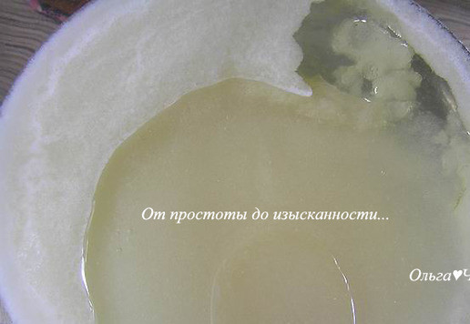 1. Этап. Дынные кексы с кокосовой стружкой: Дыню измельчите в пюре с водой с помощью блендера. Добавьте растительное масло и сахар, перемешайте.