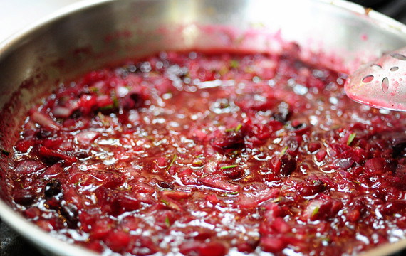 1. Этап. Cвинина в брусничном соусе: 15. Вот соус уже полностью готов.