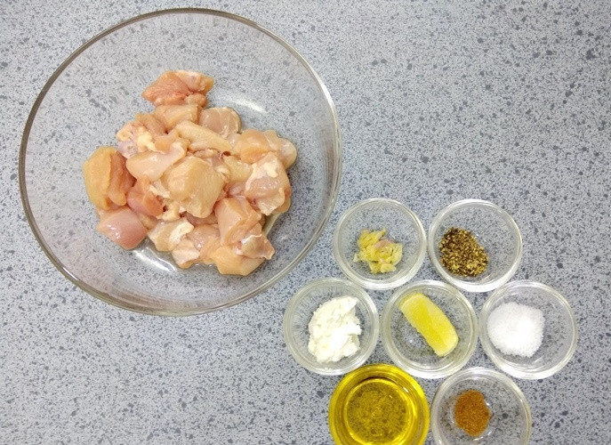 1. Этап. Пицца Наан: 1. Подготовьте ингредиенты для приготовления маринада для курицы: сметану, соль, перец, тмин, ложку измельченного чеснока и лимонный сок.