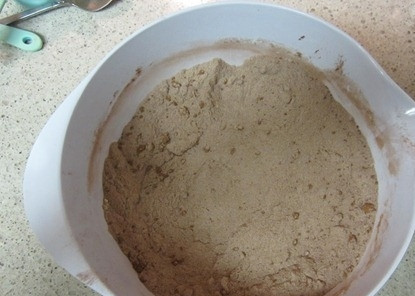 1. Этап. Шоколадный торт с белым кремом: 1. В миске смешиваем муку, какао, разрыхлитель.