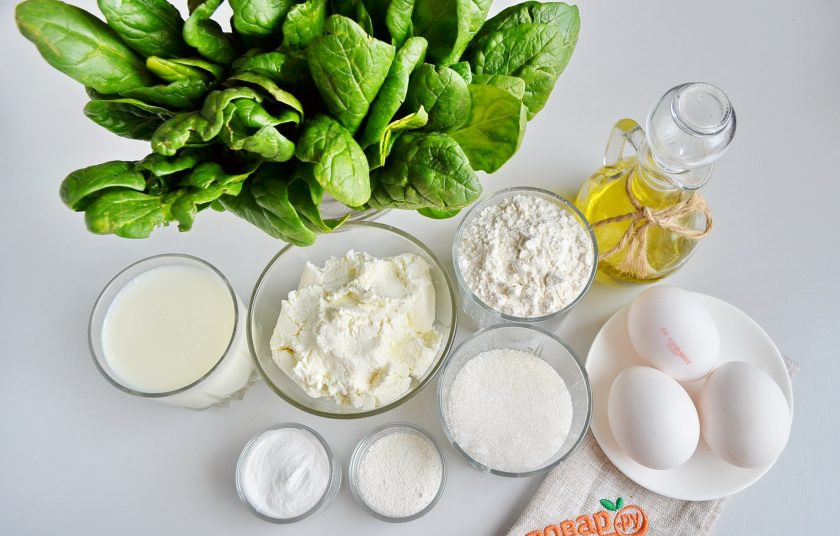 1. Этап. Новогодний торт Лесной мох: Подготовьте продукты. Для коржа продукты должны быть комнатной температуры, а вот для крема - охлажденными.