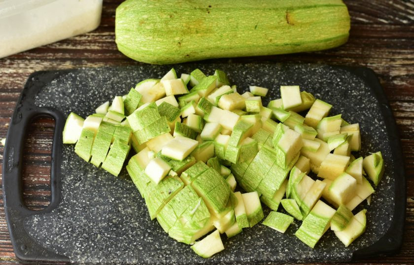 1. Этап. Варенье из кабачков и яблок: Вымойте и нарежьте кабачки кубиками.