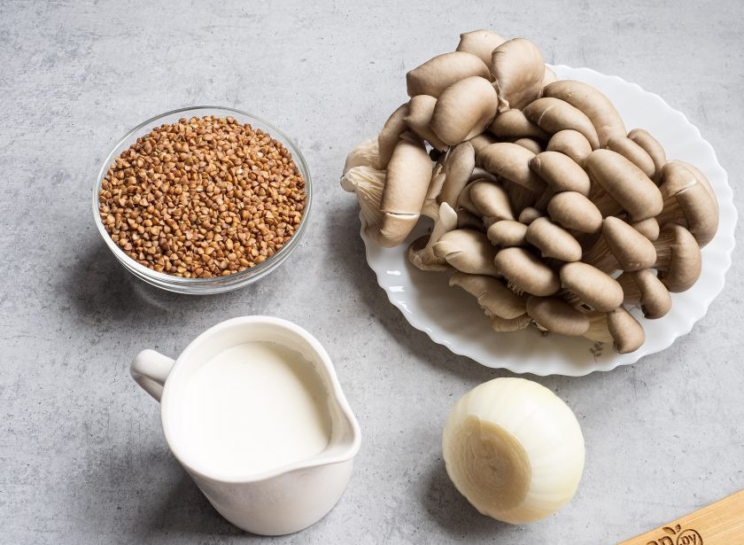 1. Этап. Гречка в сливочном соусе: Подготовьте все необходимые ингредиенты.