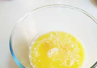 1. Этап. Шоколадные маффины с какао: В другой миске взбейте вместе яйца, растопленное сливочное масло (комнатной температуры) и молоко.