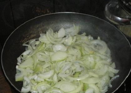 1. Этап. Узбекское блюдо Ханум: 5. Приготовим для ханума поджарку. Лук и перец нарезать полукольцами и пожарить на растительном масле. Добавить томатную пасту и потушить на маленьком огне минут 10.