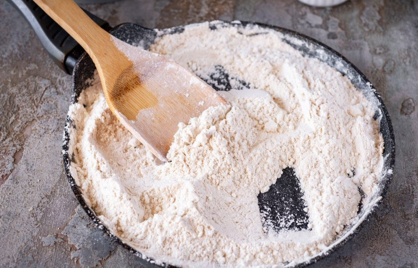 1. Этап. Домашняя халва: Муку высыпите в сухую сковороду и обжаривайте ее до появления кремового оттенка, постоянно помешивая лопаткой.