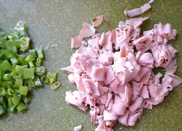 1. Этап. Фриттата с ветчиной и картофелем: 3. Крупно нарежьте ветчину и добавьте ее в сковороду, аккуратно перемешайте.