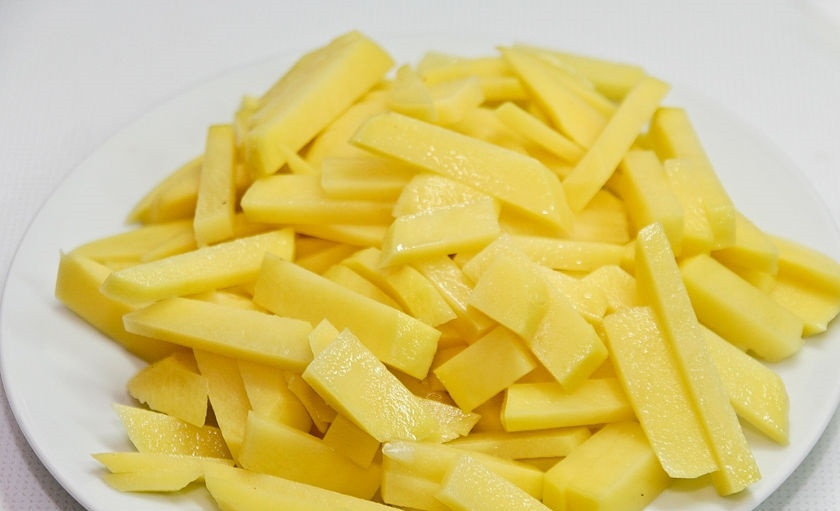 1. Этап. Полендвица с картошкой: 4. Картошку чищу и мою, нарезаю ее небольшими ломтиками.