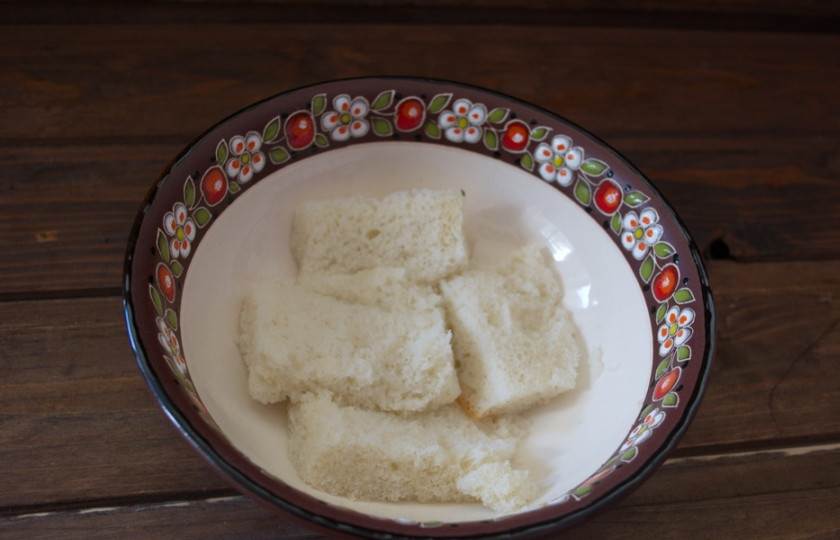 1. Этап. Форшмак классический рецепт: В 0,5 стакана горячей кипяченой воды замочите мякиш белого хлеба без корок.