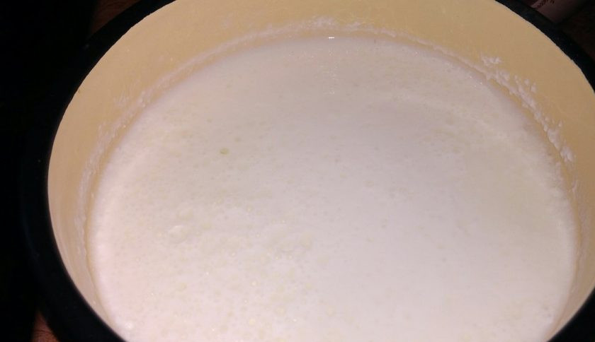 1. Этап. Панкейки на кислом молоке с добавлением растительного масла: 1. Люблю готовить такие блинчики на кислом молоке, поскольку они получаются нежными и мягкими. Обратите внимание, когда будете добавлять муку: кислое молоко всегда создает обманчивую видимость и кажется, что муки достаточно. Но это не так и муки должно быть достаточное количество. Итак, разведите венчиком кислое молоко, чтобы разбить все комочки.