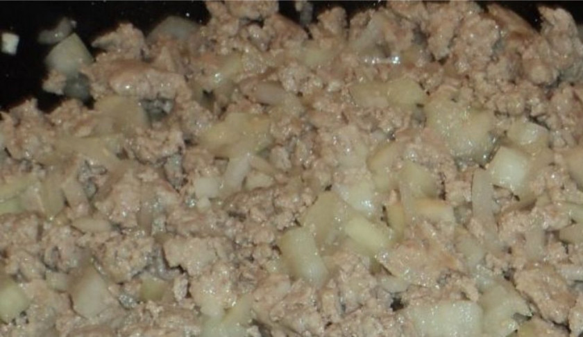 1. Этап. Лапша по-флотски: 2. Лук мелко нарежьте и добавьте к фаршу.