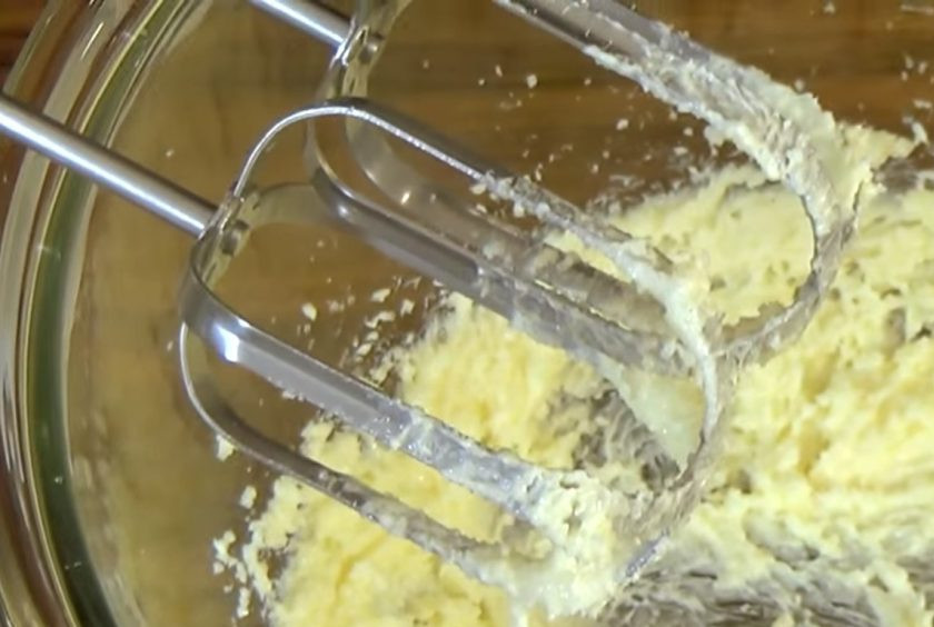 1. Этап. Булочки с тыквой и корицей: 1. Прессованные дрожжи смешайте с теплым молоком и ложкой сахара, оставьте на 20 минут, чтобы сверху образовалась пенная шапка. Масло комнатной температуры взбейте с сахаром миксером.