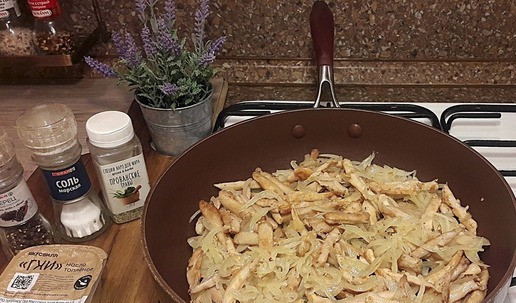 1. Этап. Курица с баклажанами к 14 февраля: В курицу добавить маринованный лук от курицы